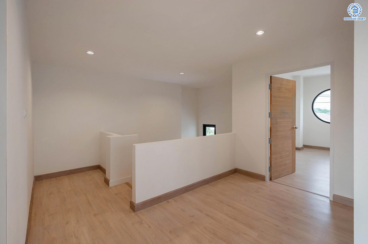 บ้านมือสองตกแต่งใหม่ โครงการ มณธานี บางแค บ้านเดี่ยว 3 ชั้น ดีไซน์หรูหรา เนื้อที่กว้าง 55.3 ตร.ว. พื้นที่ใช้สอย 240 ตร.ม. ฟังก์ชัน 5 ห้องนอน 4 ห้องน้ำ 2 ที่จอดรถ ฟังก์ชันครบตอบทุกไลฟ์สไตล์ บนทำเลศักยภาพ เชื่อมต่อถนนกาญจนาภิเษก ใกล้เดอะมอลล์บางแค ใกล้รถไฟฟ้าสายสีน้ำเงิน "สถานีหลักสอง" และจุดขึ้นทางด่วน "กาญจนาภิเษก"...